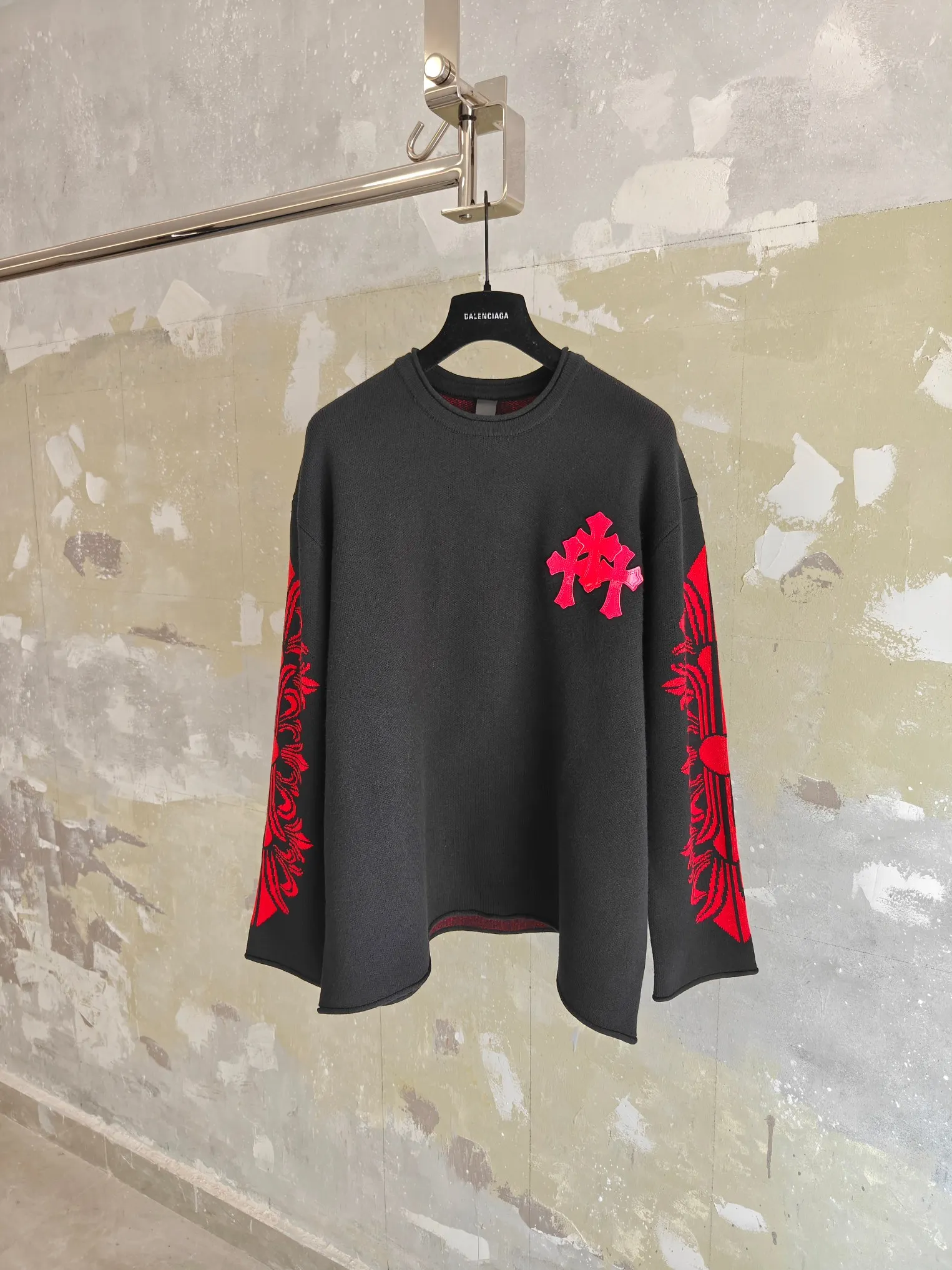 P530 Chrome Hearts/25 wool patent leather sweater. The main fabric is made of custom-woven and dyed cashmere blended yarn. 12-needle imported machine sesame bottom jacquard. It takes nearly 200 minutes. The leather of the chest cross is genuine patent leather. The cross sheepskin is sewn by hand. The labor cost is extremely high. Size S M L